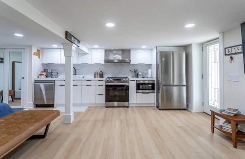 Huntington Apartamento | Luxe Provincial Style Studio w/ Patio & Parking