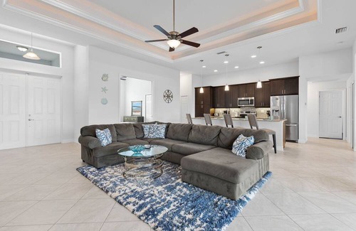Pelican Casa | Sleeps 8, Kayaks and Heated Pool