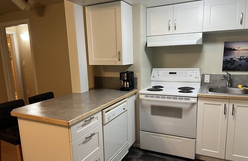 Central Kootenay Apartamento | Longbeach Suite- in the woods above Kootenay Lake, a nature lovers delight.