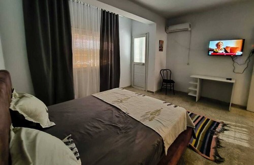 Pic ville Apartamento | Charming 3-bedroom Apartment in Cité Habib, Sfax, Tunisia With TV and AC 🌿