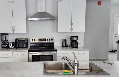 Winnipeg Casa | ChessKings Luxurious 4 Bedrooms in Sage Creek