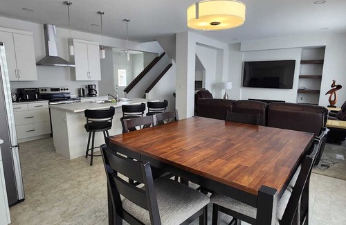 Winnipeg Casa | ChessKings Luxurious 4 Bedrooms in Sage Creek