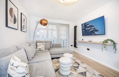Goresbrook Apartamento | Well presented and stylish 2 bedroom apartment close to Station. Free Parking!