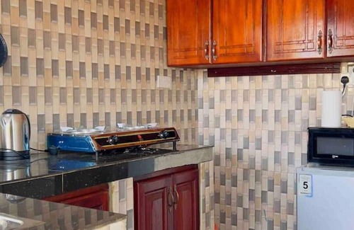 Kampala Apartamento | Cozy Apt close to Acacia 2BDR, UnLtd WIFI, Netflix
