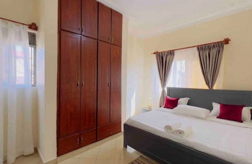 Kampala Apartamento | Cozy Apt close to Acacia 2BDR, UnLtd WIFI, Netflix