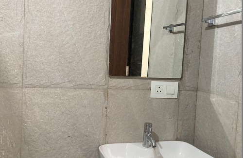 Pune Apartamento | Secluded 2BHK in Prime Central Pune :Your Second home