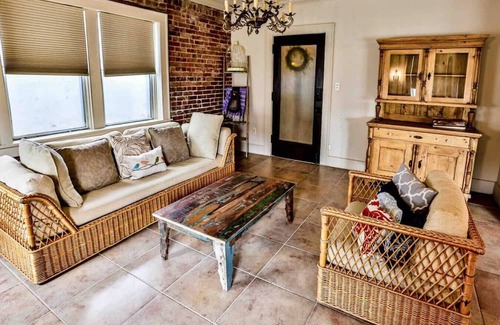 Maple Ridge Apartamento | The Teak Follow, beautiful brick enclosed space