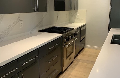 Makati Casa | Newly remodeled home furnished with gorgeous appliances and hard wood floor.