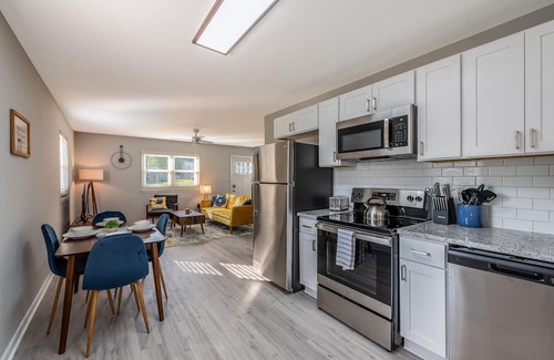 East Raleigh Casa | The Blue Bird, newly renovated modern home close to downtown Raleigh