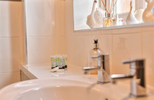 Muxton Casa | Lovely Detached Home | Pass The Keys