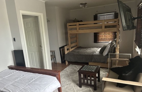 Hamilton Cabaña | Rest an Relax in Dundas Cottage