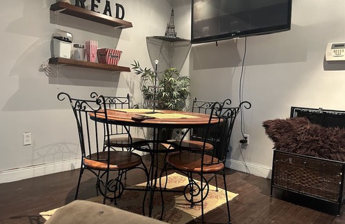 Hamilton Cabaña | Rest an Relax in Dundas Cottage
