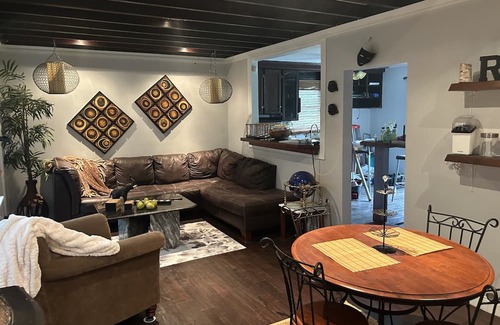 Hamilton Cabaña | Rest an Relax in Dundas Cottage