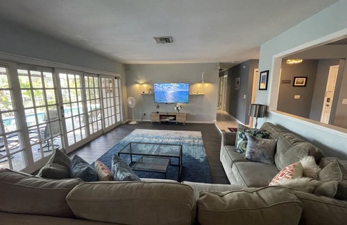 Bay Crest Park Casa | Bliss on the Bay – Weekly Winter Rates, Waterfront w/ Private Pool