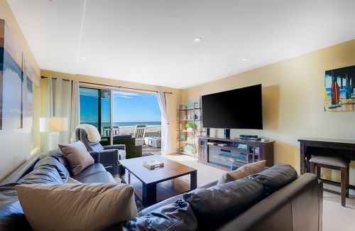 Mission Beach Condominio | NEW LISTING! 2 Bed/ 2 Ba On the Beach!