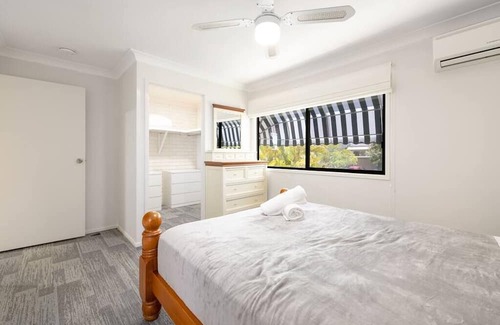 Labrador Casa | Tranquil 3BR Unit, Storyful Charm, Free Parking
