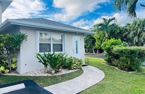 George Town Condominio | Seaside RetreatnLuxury, Large Condo, King Size, 10 minutes to Smith Cove on walk
