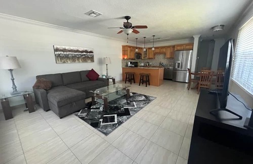 George Town Condominio | Seaside RetreatnLuxury, Large Condo, King Size, 10 minutes to Smith Cove on walk