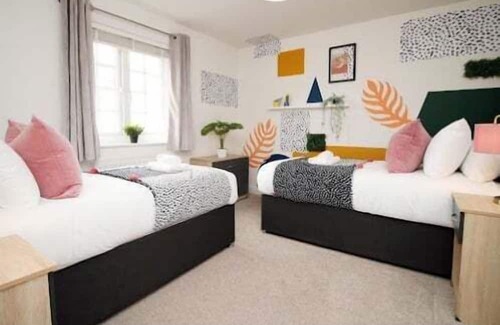 Llantarnam Casa | John Fielding (5BR, Free parking)