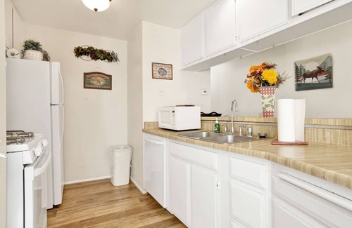 Boulder Bay Condominio | Lakeside Retreat~Boulder Creek Walk to Lake Condo~