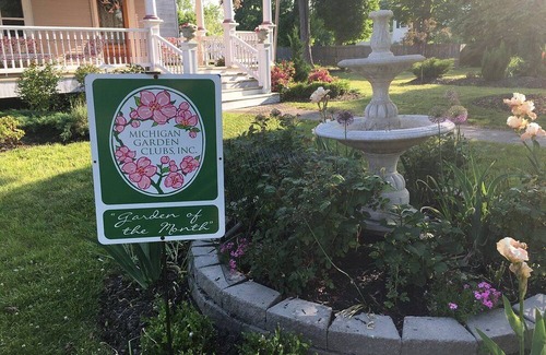 Manistee Cama Y Desayuno | The Chandelier Bed & Breakfast ROOM#3