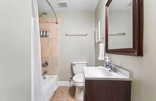 West End Apartamento | Newly Renovated-In Historic West End-Sleeps 8