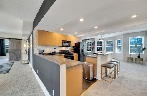 Tampa Heights Casa | Colorful Comfort - Pool Table - Spacious & Modern