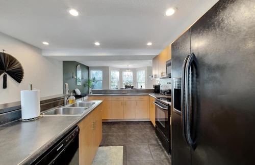 Tampa Heights Casa | Colorful Comfort - Pool Table - Spacious & Modern