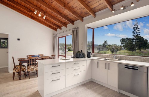 Pauanui Casa | Seascape Bach - Pauanui Holiday Home