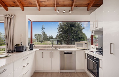 Pauanui Casa | Seascape Bach - Pauanui Holiday Home