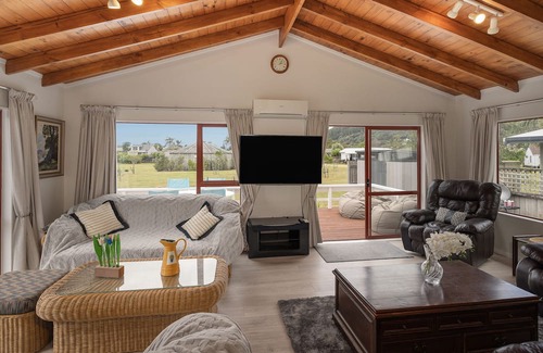 Pauanui Casa | Seascape Bach - Pauanui Holiday Home