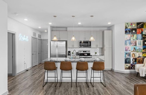 Metrocenter - North Rhodes Park Apartamento | Spacious 2BR - 9min to Broadway!