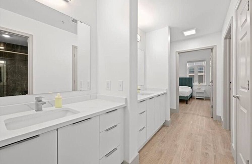 Charlotte Center City Apartamento | Sunny Green Apt - Walk everywhere!