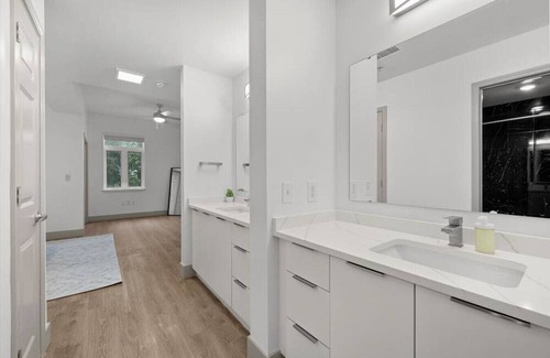 Charlotte Center City Apartamento | Sunny Green Apt - Walk everywhere!
