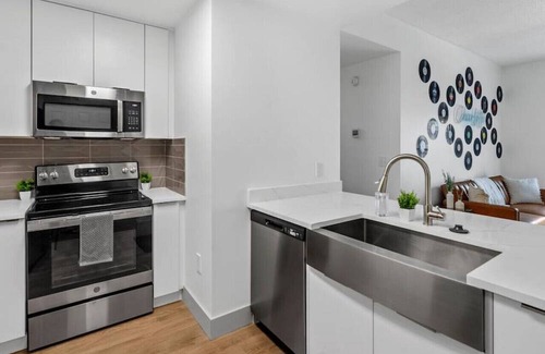 Charlotte Center City Apartamento | 4BR Apt in Uptown - Balcony w/ City Views!