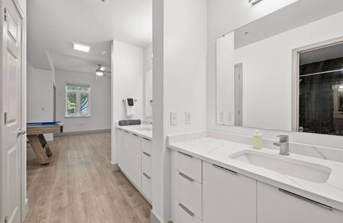 Charlotte Center City Apartamento | Spacious Apt w/Pool Table