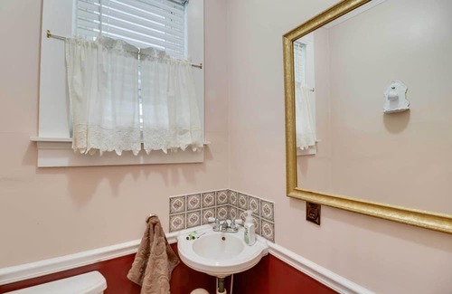 Edinburg Casa | Historic Downtown Edinburg Home Near Stoney Creek!