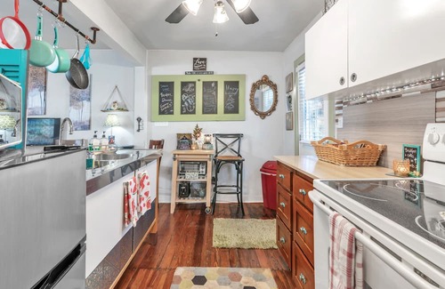 Waxahachie Cabaña | Entire Cozy Cottage w/ Private Parking - Pet-friendly, too! by RedAwning
