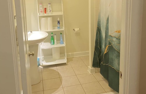Pendleton Condominio | Peaceful Getaway Queen Bed & Free Heated Garage Parking