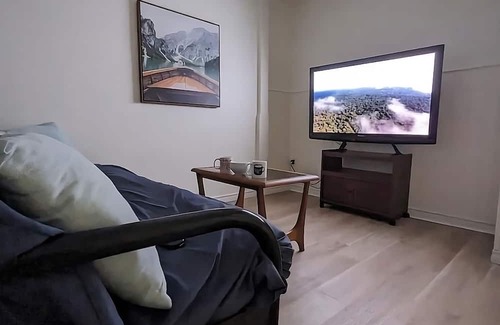 Cornwall Casa | Private Queen Bedroom on the Upper Decks—8 minutes walk to the Waterfront!