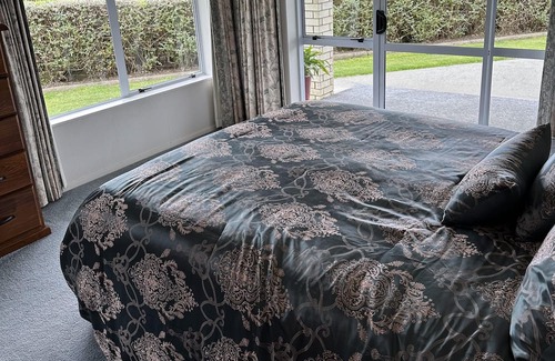 Whakatiwai Casa | SLICE OF HEAVEN IN KAIAUA WITH SEA VIEWS - BEACH & PARK WITHIN WALKING DISTANCE
