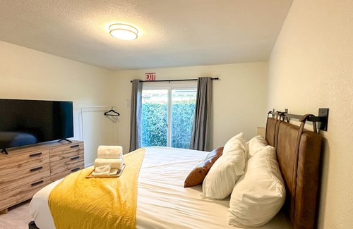 Tustin Casa | Magical Retreat Minutes from Disneyland! Elderly-Friendly, Newly Remodeled 5BR.