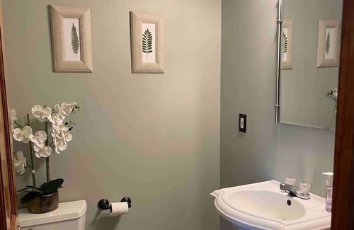 Mt. Bethel Cabina | Cozy Chalet with Cabin Vibes overlooking Delaware River. Hot Tub!