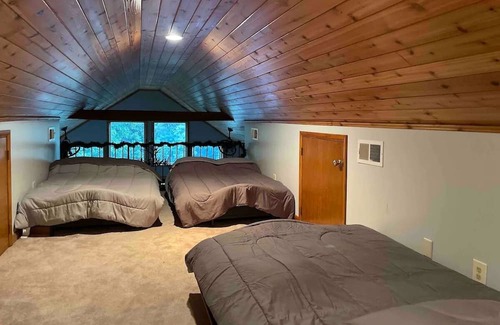 Mt. Bethel Cabina | Cozy Chalet with Cabin Vibes overlooking Delaware River. Hot Tub!
