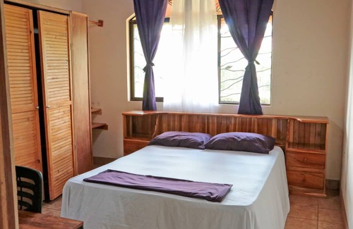 Cantón de Parrita Casa | Large family house, A/C, swimming pool, outdoor patio, minutes to the beaches!
