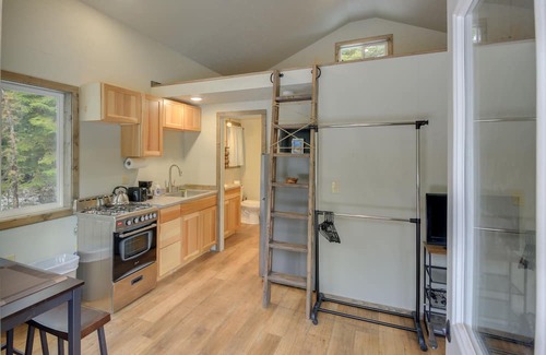 Libby Cabina | Horse-Friendly Libby Cabin Near Hiking + Skiing!
