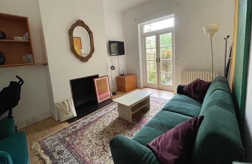 Thurlow Park Casa | The Sunflower Room in Grand Tulse Hill Villa