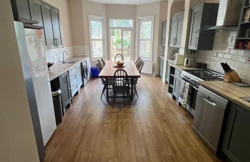 Thurlow Park Casa | The Sunflower Room in Grand Tulse Hill Villa