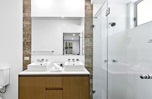 Kawungan Casa | Exquisite Manor on Davis