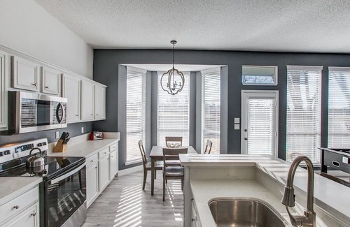 Elmo Casa | Stylishly Updated 3 Bedroom / Foosball Table!